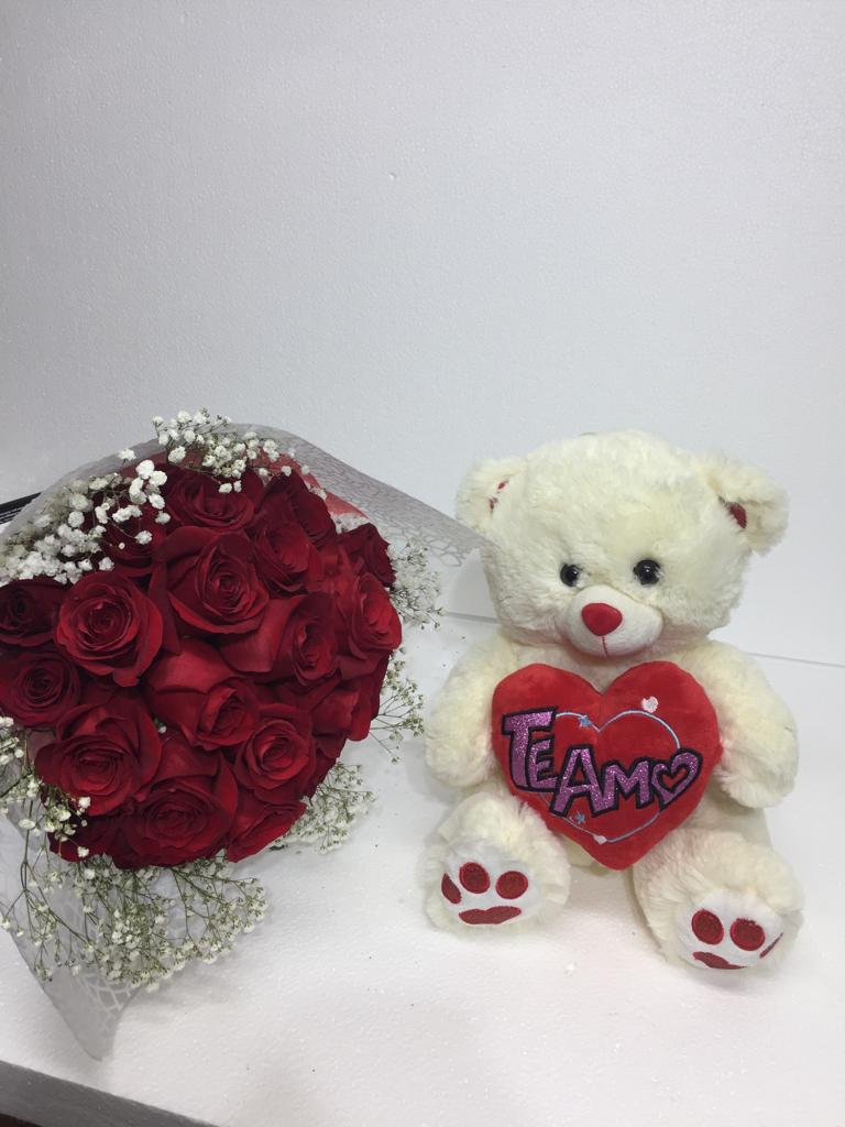 Ramo 12 Rosas y Peluche con coraz�n 30cm